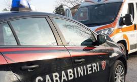 Prende a martellate la moglie, poi si suicida in un casolare