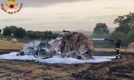 Treia, trattore prende fuoco: vigili del fuoco in azione. Incendio anche a Pollenza