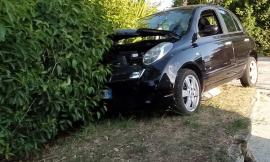 Macerata, perde il controllo dell'auto e finisce contro la siepe: conducente trasferito in ospedale (FOTO)