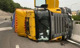 Serrapetrona, camion si ribalta in superstrada: traffico bloccato (FOTO)