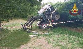 Precipita col trattore in un dirupo e viene sbalzato fuori dalla cabina: muore agricoltore