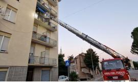 Macerata, pianerottolo a fuoco: allarme in un condominio