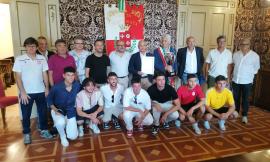 La Maceratese alza la coppa in Comune: Sacchi e Parcaroli celebrano il salto di categoria