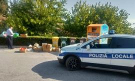 San Severino, abbandono rifiuti ed escrementi di cane. Orlandani: "Intensifichiamo i controlli"