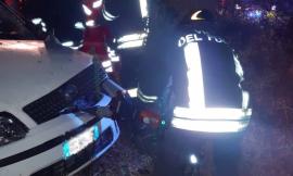 Montecosaro, auto esce di strada e si schianta contro un albero: 20enne estratto dalle lamiere. È grave