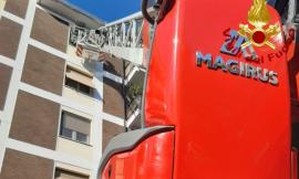 Paziente necessita di ricovero: “prelevato” dalla finestra al quinto piano dai vigili del fuoco