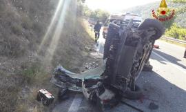 Scontro tra auto e camion, l'incidente è fatale: perde la vita donna di 62 anni