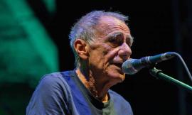Civitanova Marche, "L’Infinito" di Roberto Vecchioni incanta il pubblico di Piazza XX Settembre