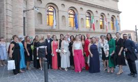 Macerata Opera Festival, una Tosca per le grandi occasioni: abiti sgargianti, papillon e ultra eleganza allo Sferisterio (FOTO)