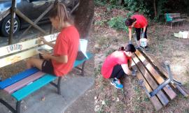 Appignano, nuovo look per le panchine: a dipingerle sono i giovani del paese