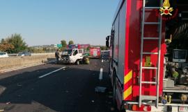 Incidente in A14, scontro tra furgone e camion: un ferito trasferito d'urgenza a Torrette