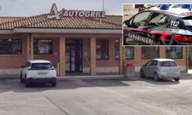 Tolentino, irruzione in autogrill con pistola e parrucca da pagliaccio: è caccia ai rapinatori