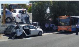 Macerata, violento scontro tra auto e bus: donna estratta dalle lamiere e trasferita a Torrette (FOTO)