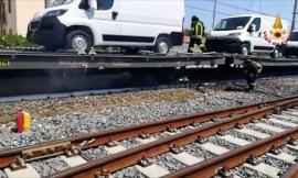 A fuoco i freni di un treno merci: vigili del fuoco del fuoco al lavoro in stazione