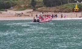Bagnanti sorpresi dalla pioggia e 'intrappolati' in spiaggia: 32 persone soccorse con i gommoni