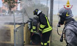 Contatori a fuoco a due passi dalla spiaggia: intervengono i vigili del fuoco (FOTO e VIDEO)
