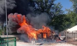 Valfornace, scoppia incendio nei pressi del palazzetto dello sport: in fiamme una cucina (VIDEO e FOTO)