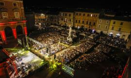 Recanati, termina "Lunaria": Irene Grandi riempie la piazza con il suo ritmo blues