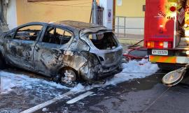 Civitanova, scoppia incendio in un garage: auto divorata dalle fiamme