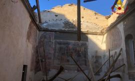 Crolla il tetto di una chiesa del centro storico: intervengono i vigili del fuoco