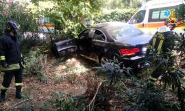 Auto esce di strada e si schianta contro un albero: 55enne soccorso in eliambulanza