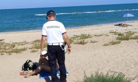 Potenza Picena, nudisti prendono il sole nei pressi dell'ex Babaloo: scatta la multa