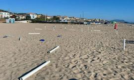 Potenza Picena, atti vandalici sulla spiaggia libera. Il Comune: "Pronti alla denuncia"