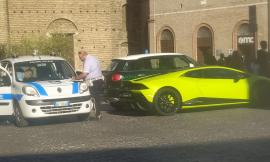 Macerata, parcheggiano la Lamborghini nel posto auto riservato ai disabili: multati due giovani