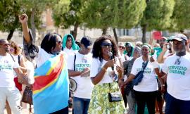 Civitanova, il grido di giustizia per Alika. “Il razzismo esiste, fermiamo la macchina dell’odio” (FOTO e VIDEO)