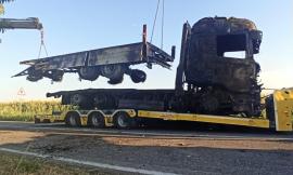Corridonia, camion avvolto dalle fiamme lungo la strada: alta colonna di fumo (FOTO)