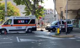 Travolto da un'autocisterna alla fermata del bus: muore un 21enne