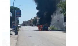 Tamponamento tra due auto lungo la Statale, una prende fuoco. Soccorsi sul posto (VIDEO e FOTO)