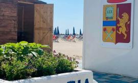 Civitanova - Svaligia chalet, poi resta a dormire in spiaggia con la refurtiva: arrestato 39enne