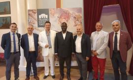 Tolentino, Sclavi accoglie in Comune il ministro del lavoro del Ghana