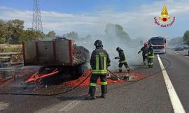 Porto Recanati, rimorchio camion a fuoco sull'autostrada A14: vigili del fuoco al lavoro