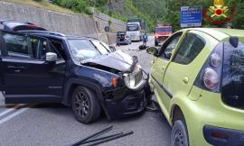Scontro fra tre auto lungo la provinciale: due feriti, uno soccorso d'urgenza in eliambulanza