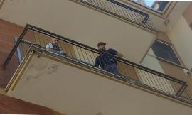 Macerata, precipita dal balcone: uomo trasferito d'urgenza a Torrette