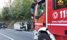 Violento scontro tra auto e moto: tre feriti. Un giovane trasferito a Torrette con l'eliambulanza