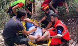 Si infortuna alla caviglia mentre fa trekking: donna soccorsa in barella