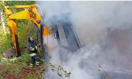 San Severino, escavatore in fiamme: pronto intervento dei vigili del fuoco