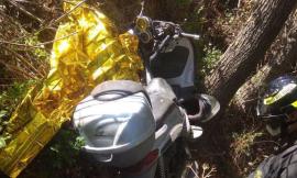 Finisce fuori strada con lo scooter e si schianta contro un albero: il conducente trovato senza vita
