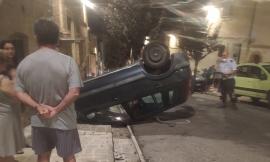 Macerata, sbandano con l'auto e si ribaltano: ragazzo sospettato di guida in stato di ebbrezza (FOTO)