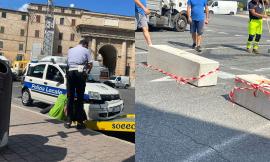 Macerata, l’occhio vigile della polizia locale…non vede le barriere stradali (FOTO)