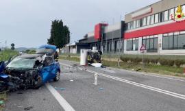 Camper si ribalta dopo lo scontro con un'auto. Tre feriti, grave 19enne