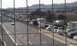 Maxi tamponamento sulla A14, coinvolti 4 mezzi pesanti e un'auto: strada chiusa e traficco in tilt