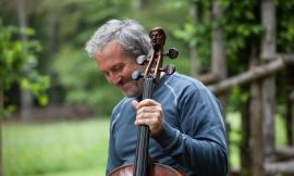 San Ginesio, il violoncellista Mario Brunello torna in concerto al chiostro di Sant'Agostino