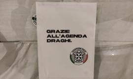 Macerata, blitz di Casapound. Affissi cartelli di protesta nel centro storico contro l’Agenda Draghi (FOTO)