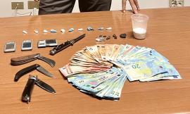 Civitanova, beccato a spacciare in un bar con 9 dosi di cocaina e quasi 3mila euro in contanti: arrestato