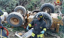 Penna San Giovanni, motopala scivola in una scarpata e si ribalta: grave un 75enne