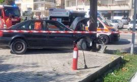 Sbaglia manovra e finisce contro l'albero: uomo muore davanti agli occhi della moglie